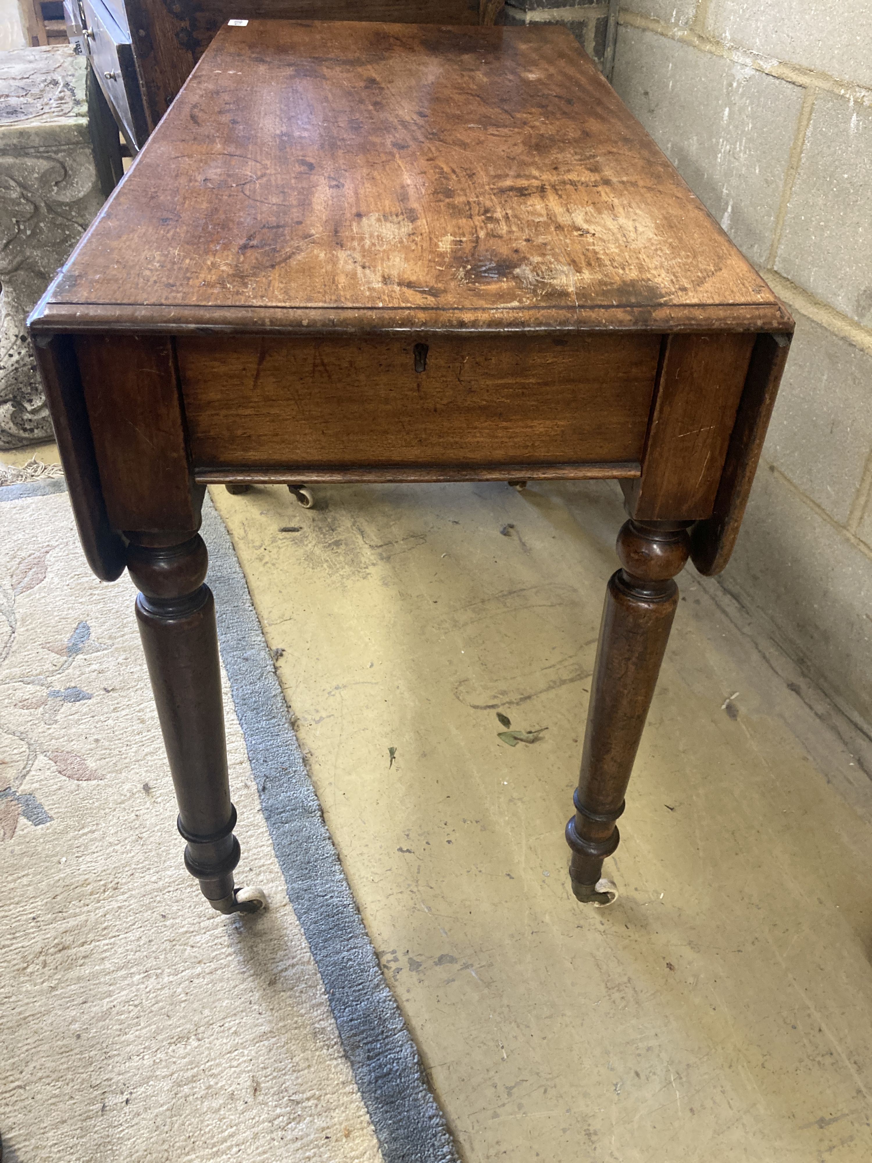 A Victorian mahogany Pembroke table, width 88cm, depth 43cm, height 70cm